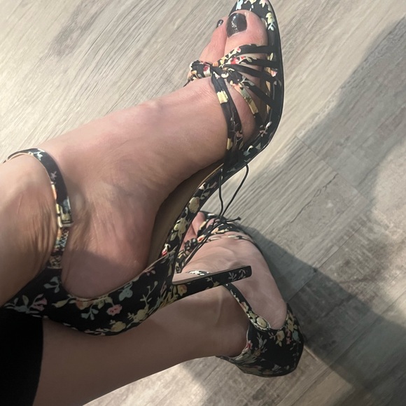 Who What Wear Black Floral Heels - Picture 1 of 7